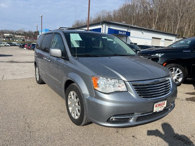 Used 2015 Chrysler Town & Country Touring image 2