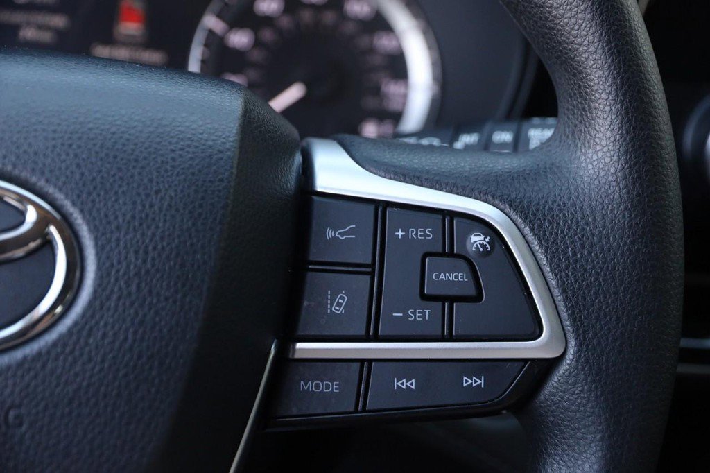 Used 2023 Toyota Highlander L AWD/4WD image 12