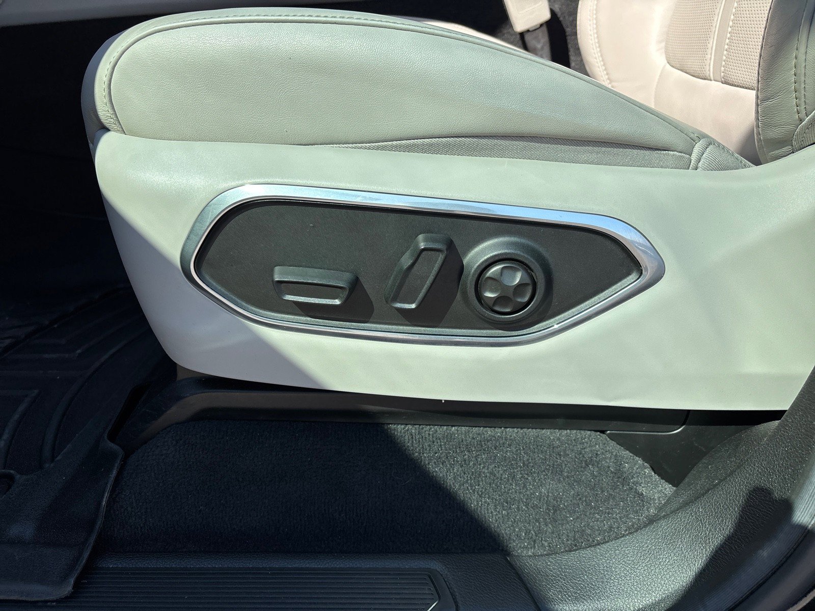 Used 2022 Jeep Wagoneer Series III w/ Flexible Seating Group image 13