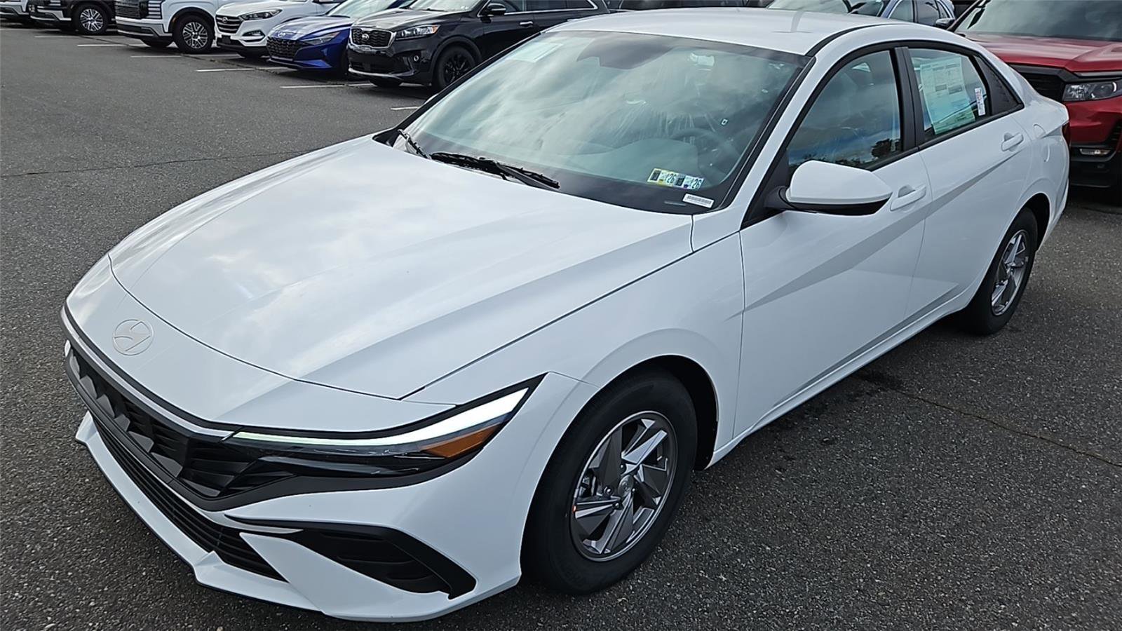 New 2025 Hyundai Elantra SE image 3