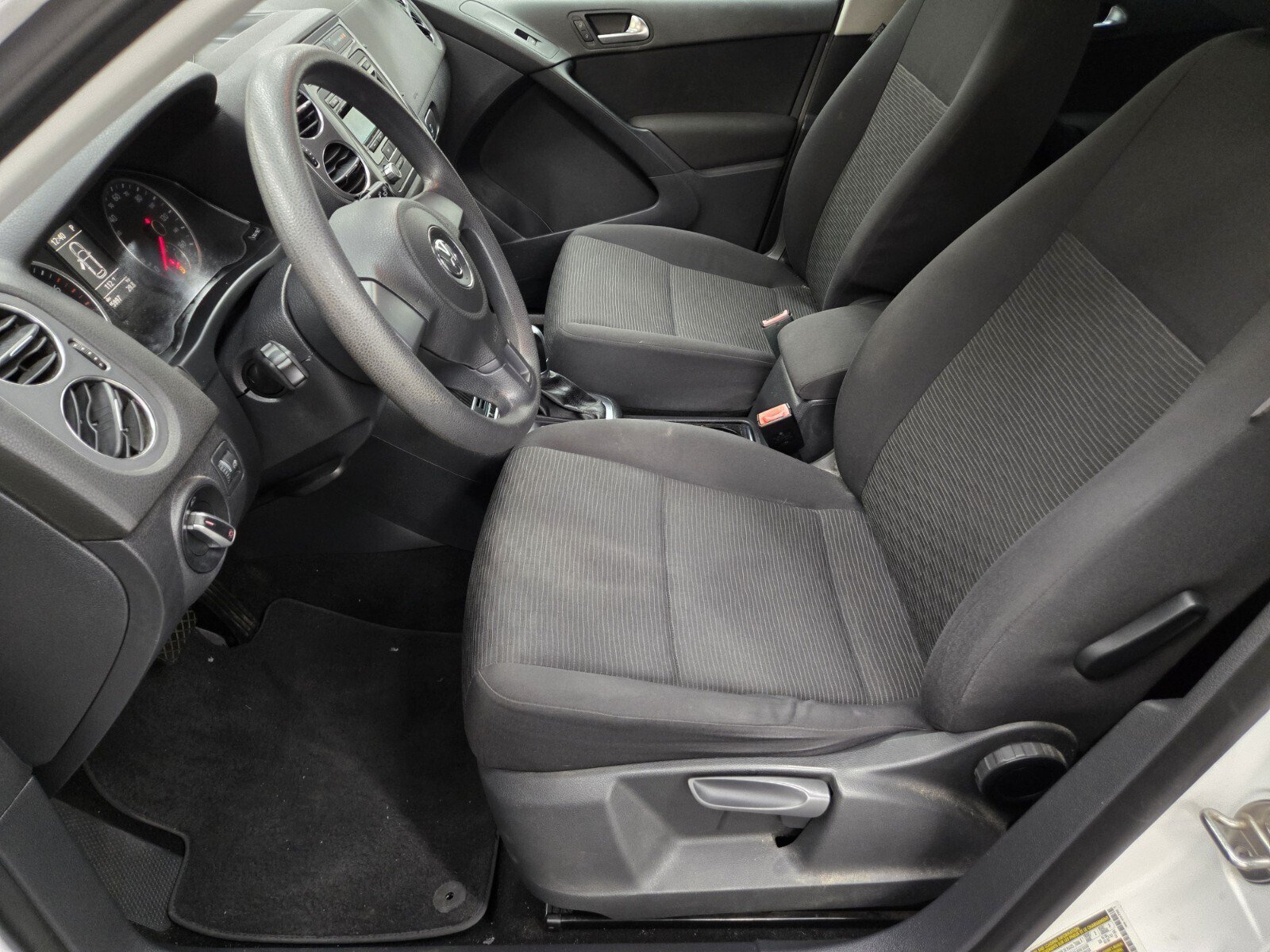 Used 2012 Volkswagen Tiguan LE FWD image 7