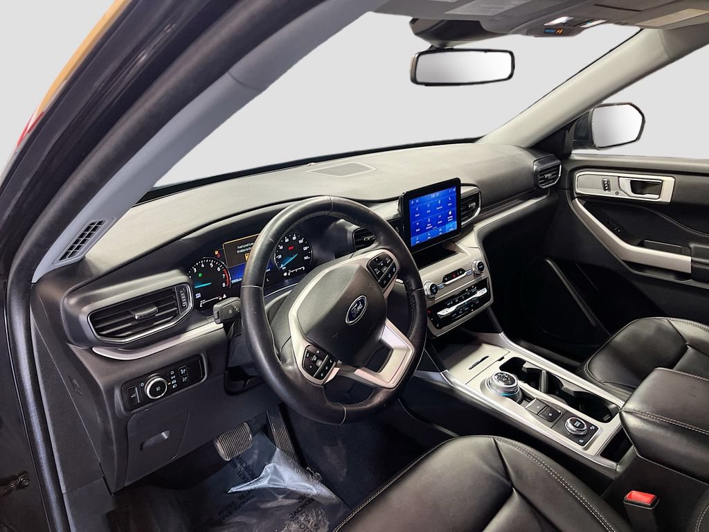 Used 2023 Ford Explorer XLT w/ Equipment Group 202A AWD/4WD image 9