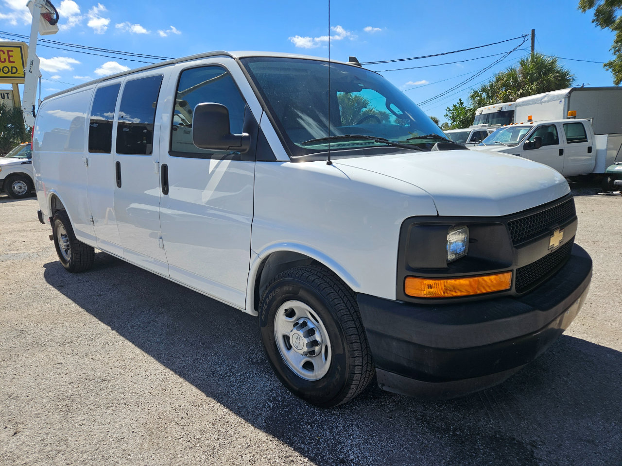 Used 2017 Chevrolet Express 3500 Extended image 3