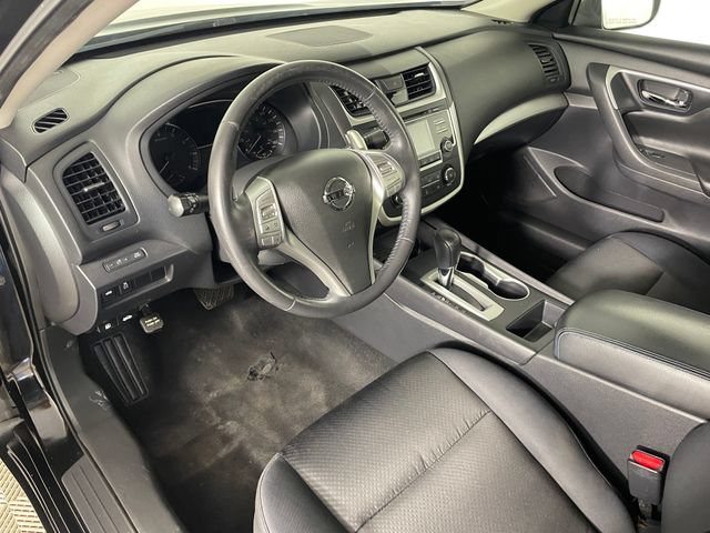 Used 2017 Nissan Altima 2.5 SR w/ Midnight Edition Package FWD image 3