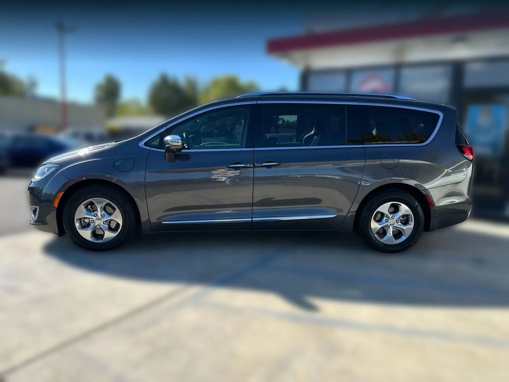 Used 2018 Chrysler Pacifica Limited w/ Advanced Safetytec Group image 3