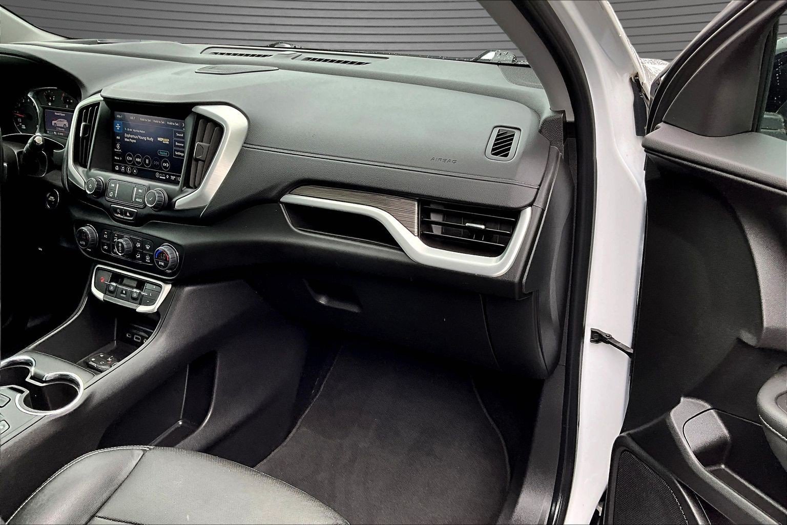 Used 2022 GMC Terrain SLT w/ Infotainment Package II AWD/4WD image 18