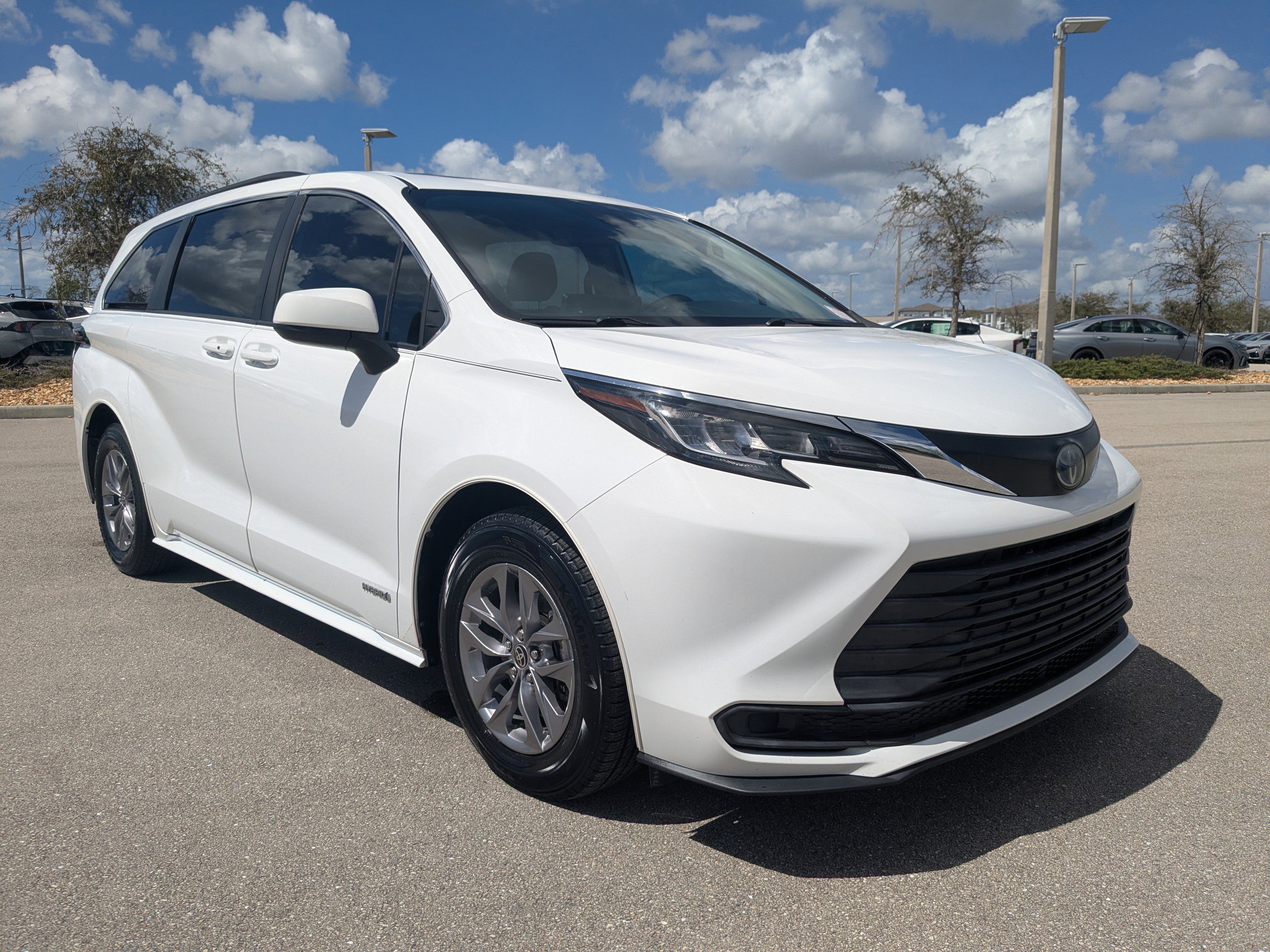 Used 2021 Toyota Sienna LE w/ LE Plus Package image 2