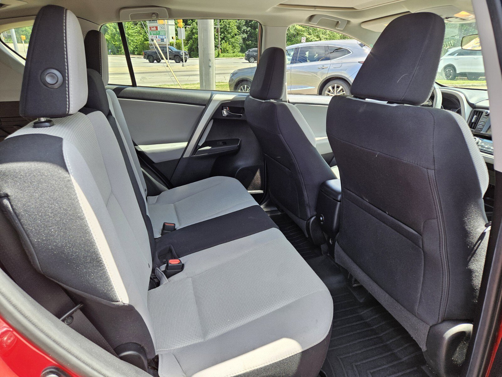 Used 2017 Toyota RAV4 XLE FWD image 19