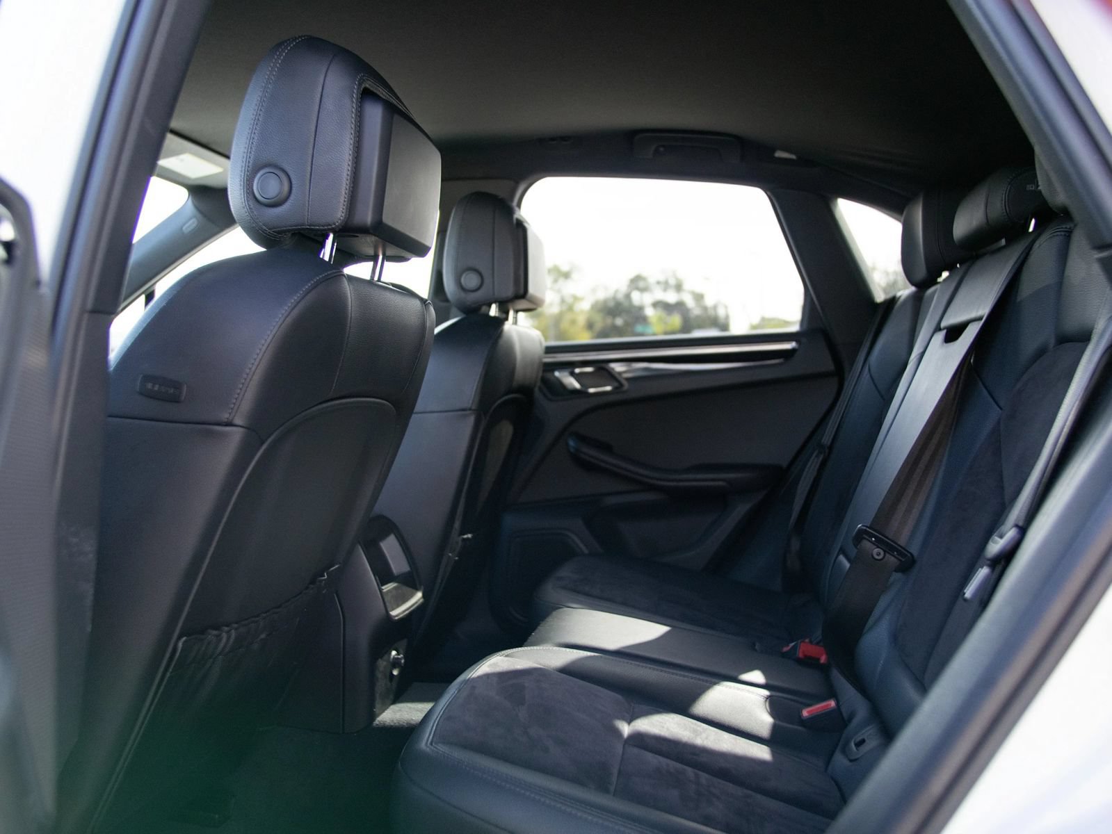 Used 2015 Porsche Macan S w/ Infotainment Package AWD/4WD image 24