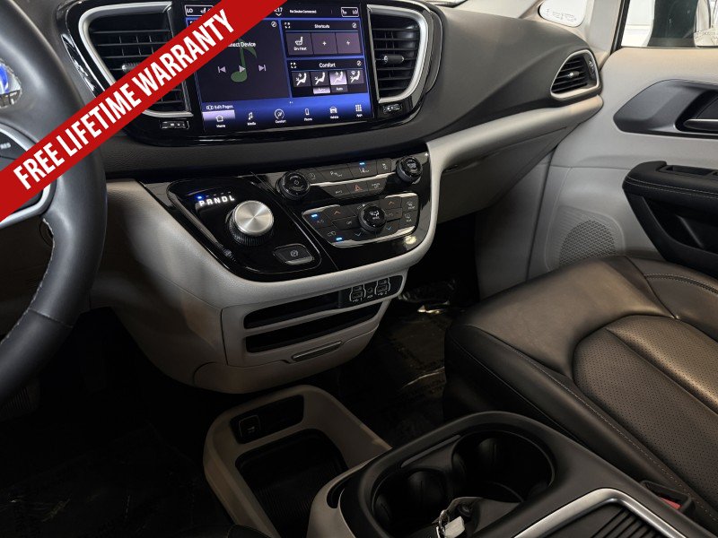 Used 2023 Chrysler Pacifica Touring-L FWD image 43