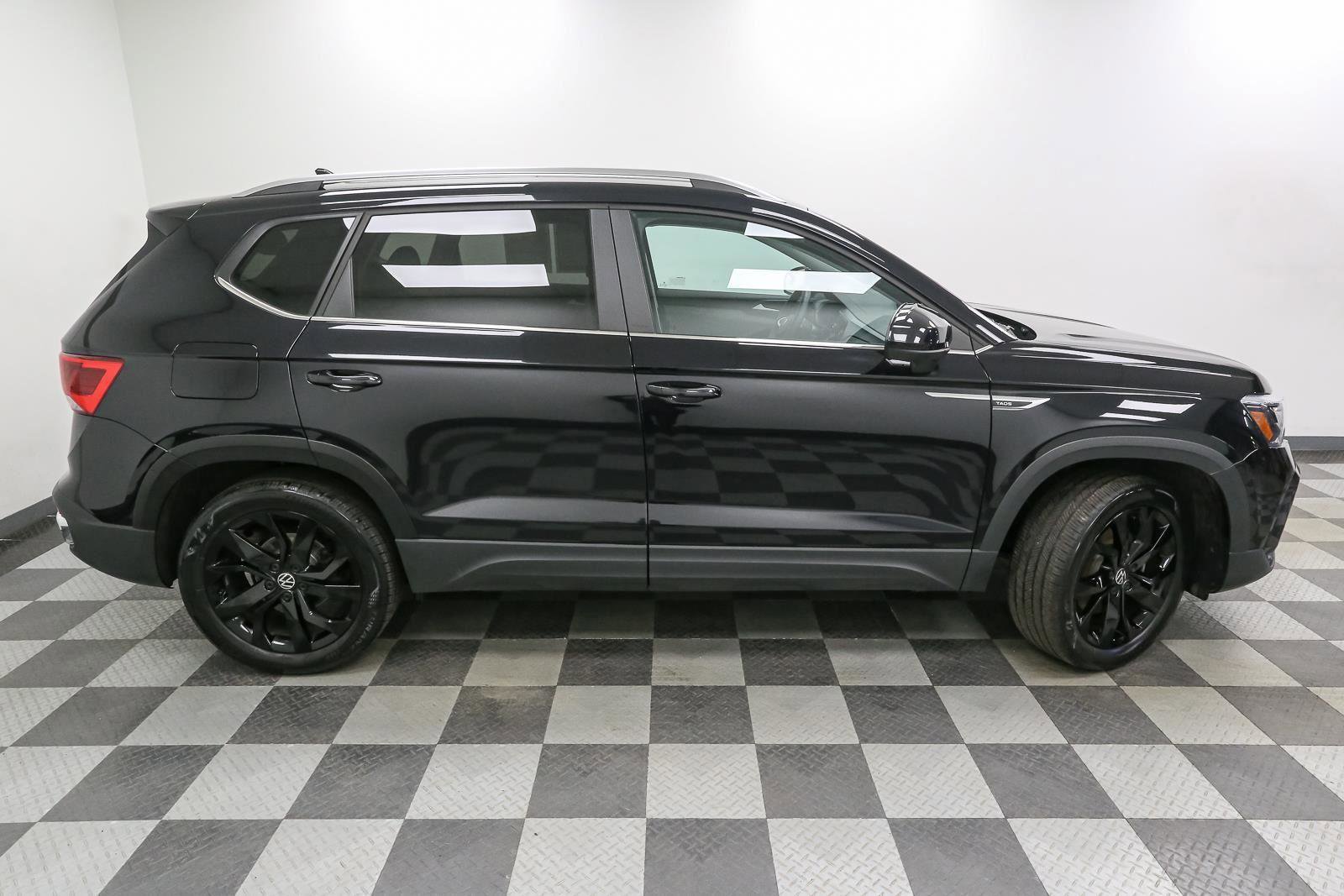 Certified 2022 Volkswagen Taos SE w/ Panoramic Sunroof Package AWD/4WD image 9