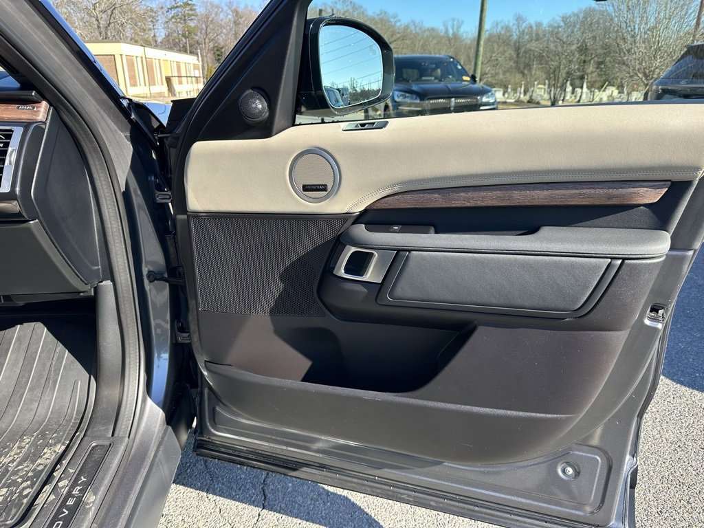 Used 2019 Land Rover Discovery HSE image 17