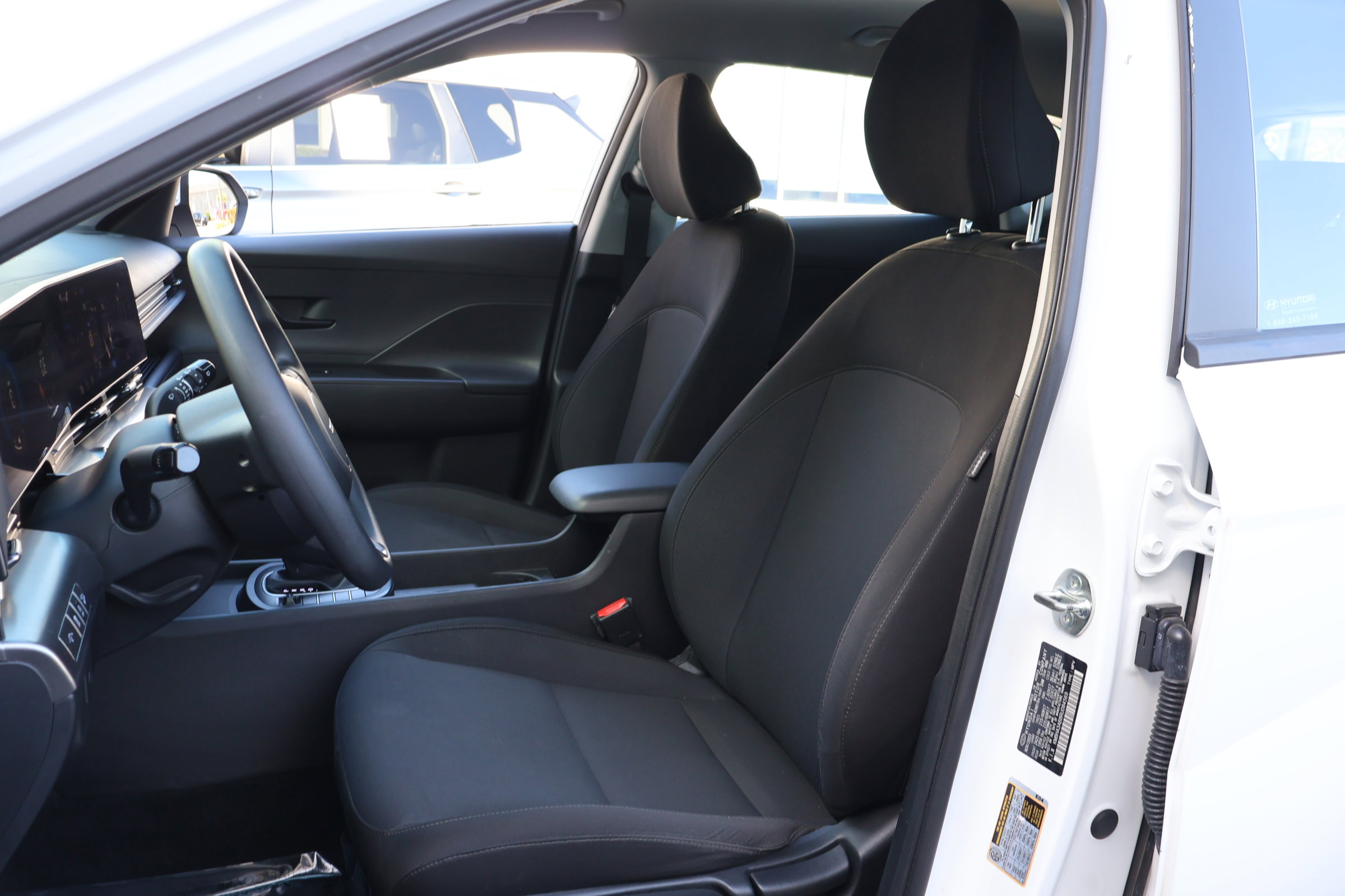 Used 2024 Hyundai Kona SE image 2