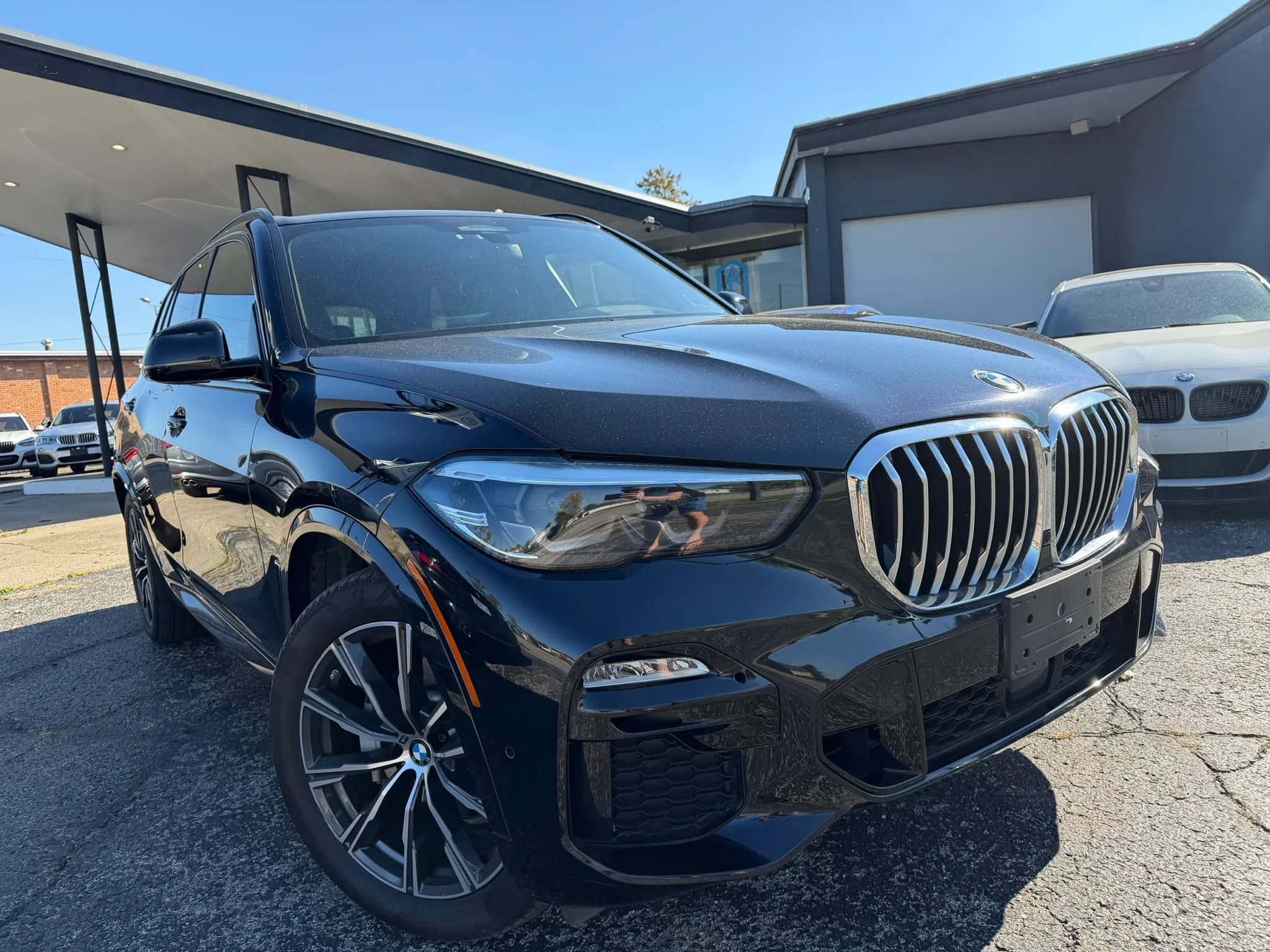 Used 2019 BMW X5 xDrive40i w/ M Sport Package AWD/4WD image 3