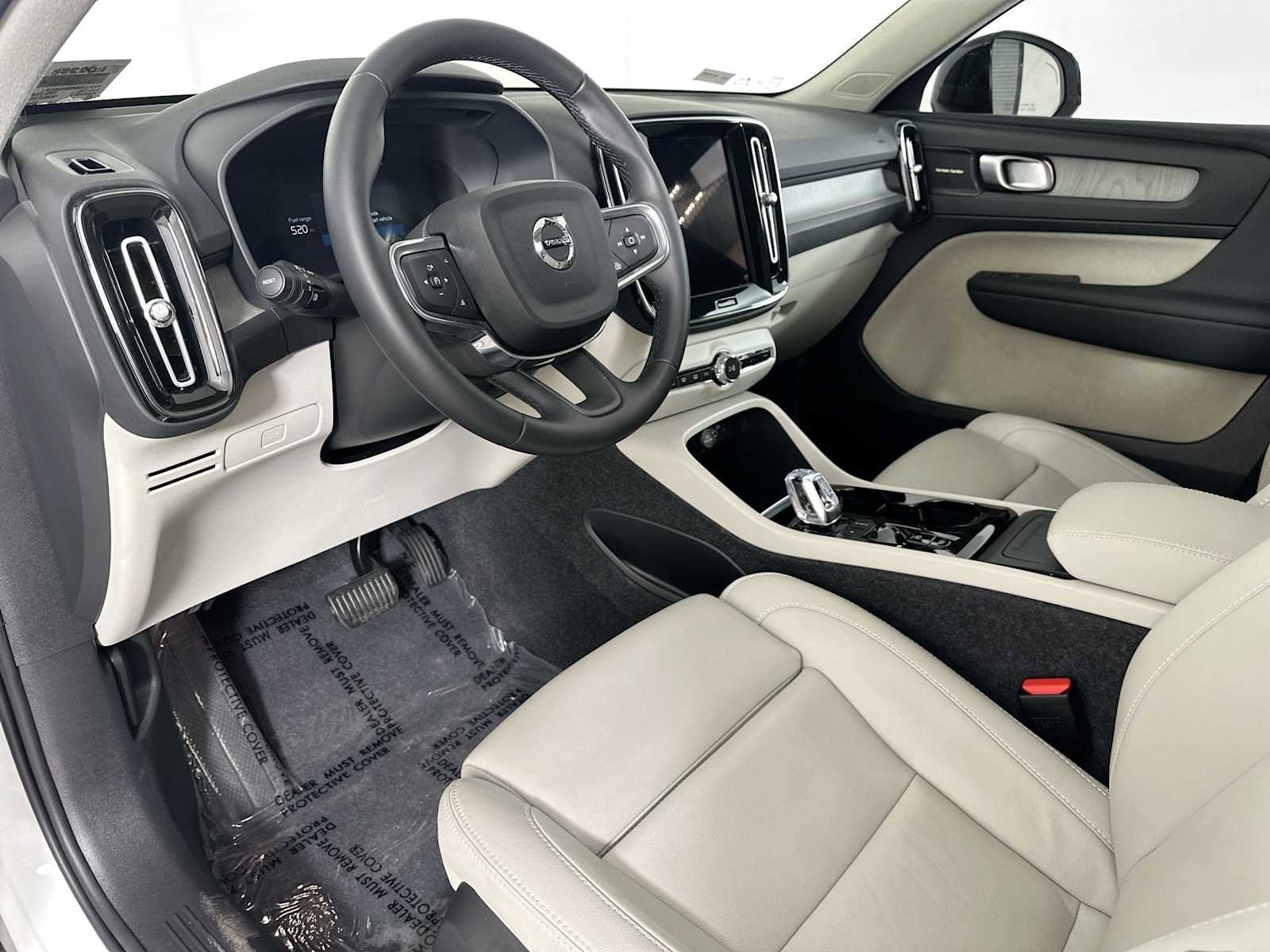 Used 2025 Volvo XC40 B5 Plus w/ Climate Package image 9