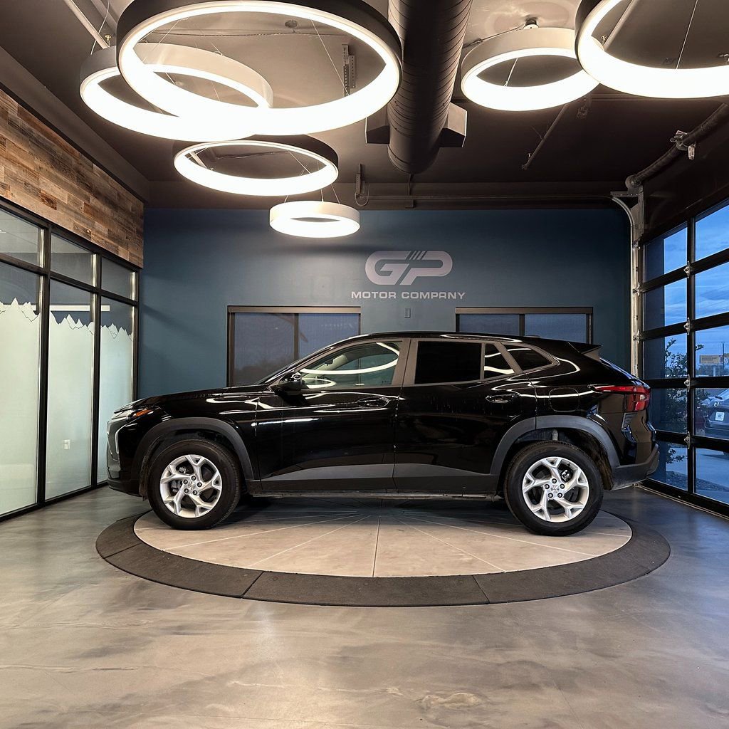 Used 2025 Chevrolet Trax LS w/ LS Convenience Package image 6