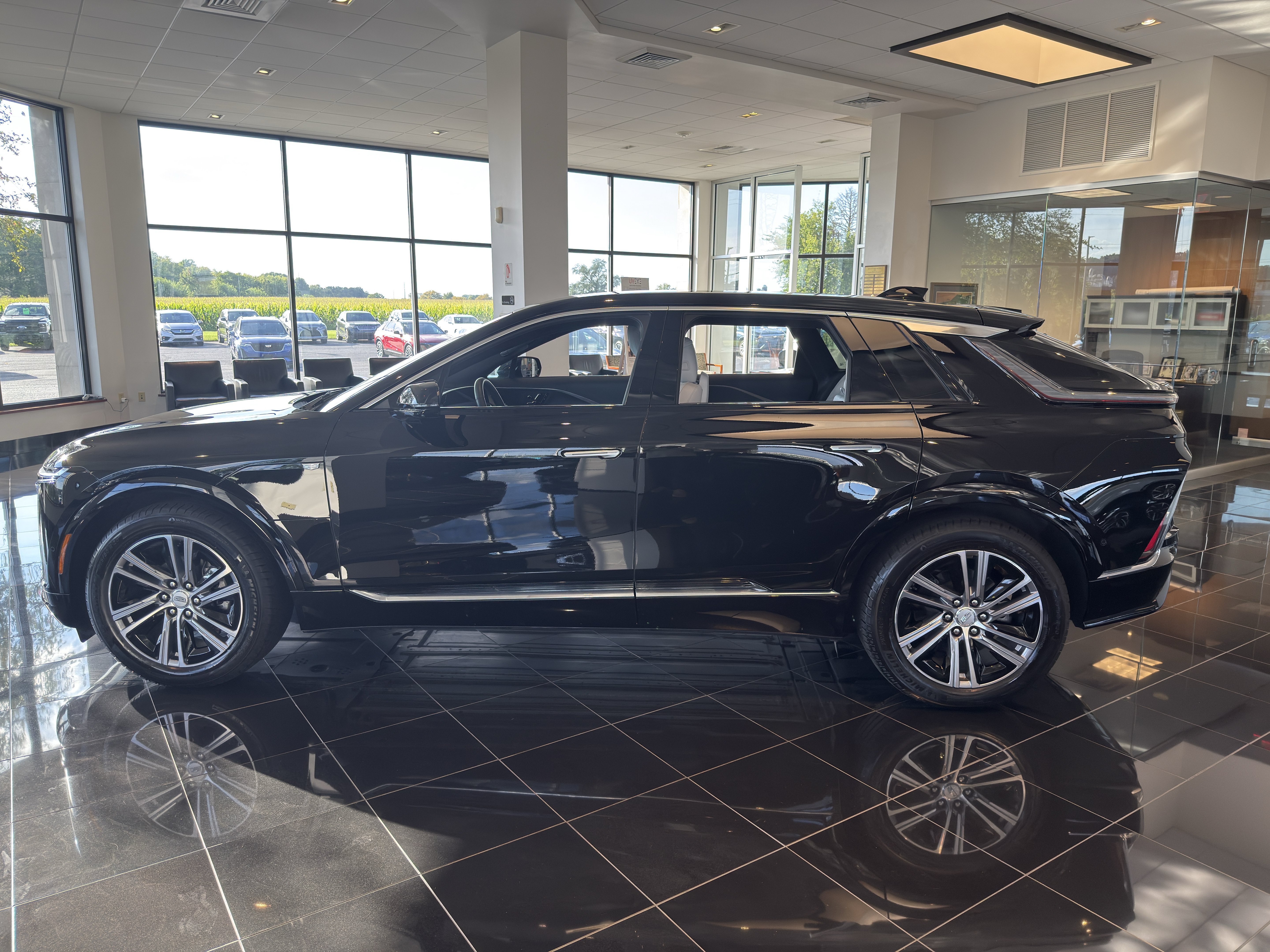 Used 2025 Cadillac Lyriq Luxury AWD/4WD image 4