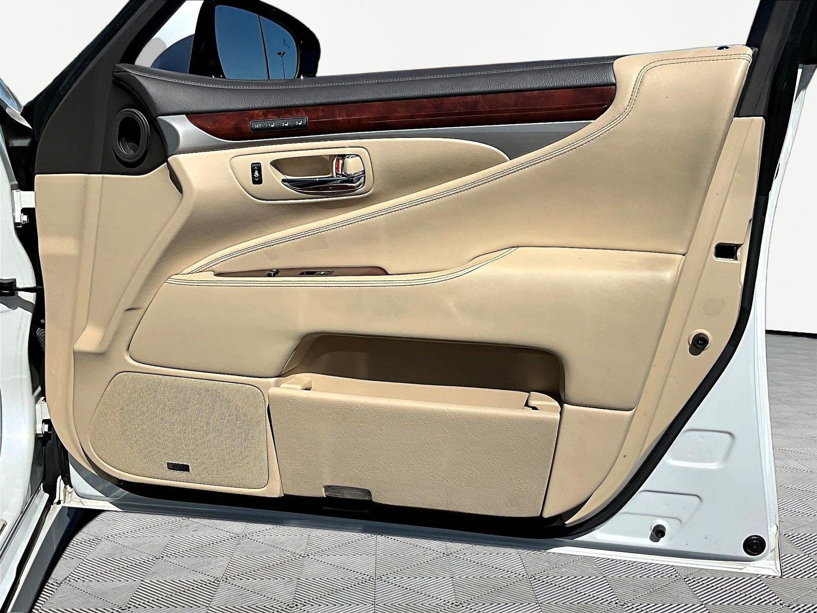 Used 2013 Lexus LS 460 AWD w/ Comfort Pkg image 28
