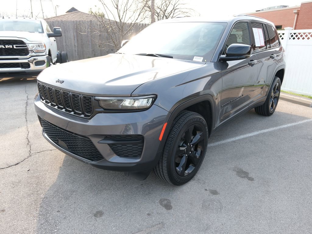 Used 2022 Jeep Grand Cherokee Altitude AWD/4WD image 11