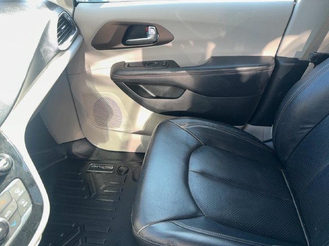 Used 2018 Chrysler Pacifica Touring-L Plus FWD image 25