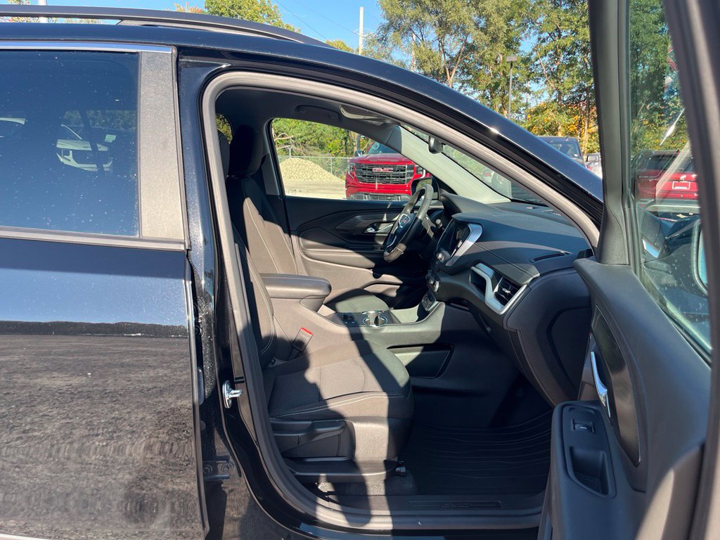 Used 2024 GMC Terrain SLE w/ Driver Convenience Package FWD image 34