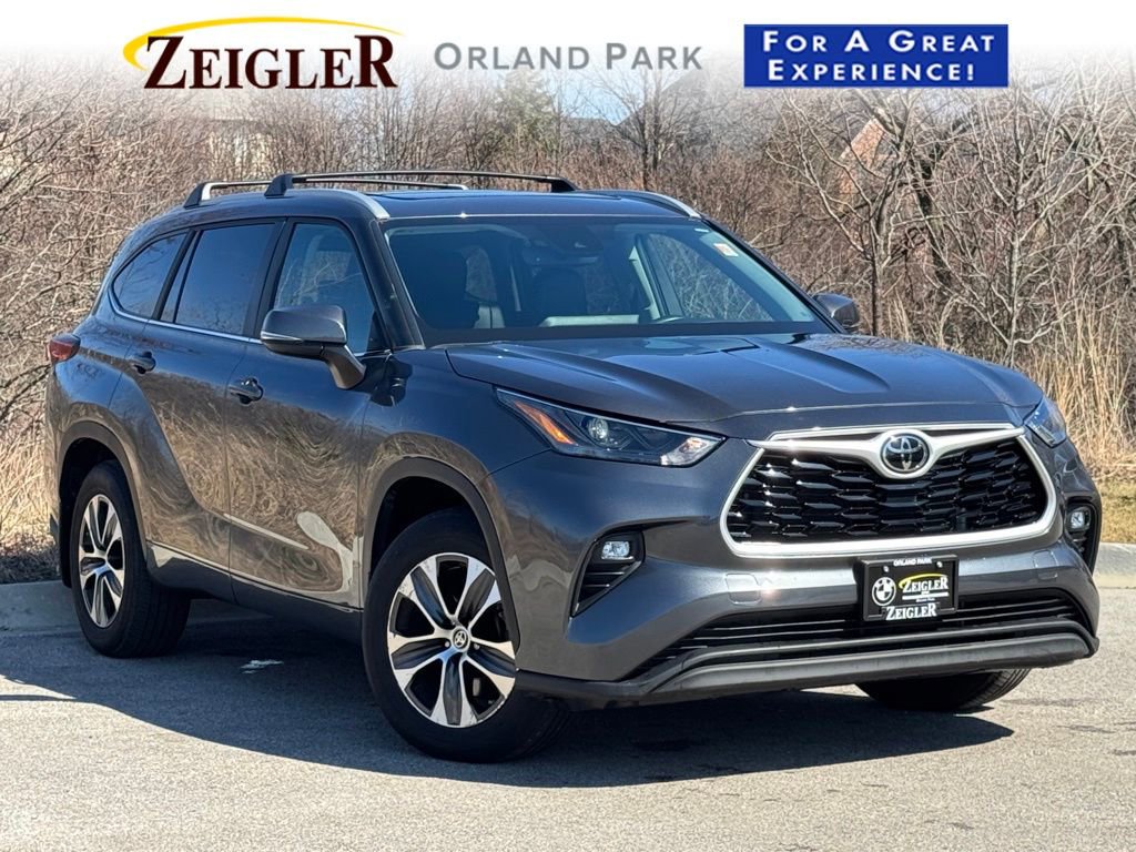 Used 2023 Toyota Highlander XLE AWD/4WD image 1