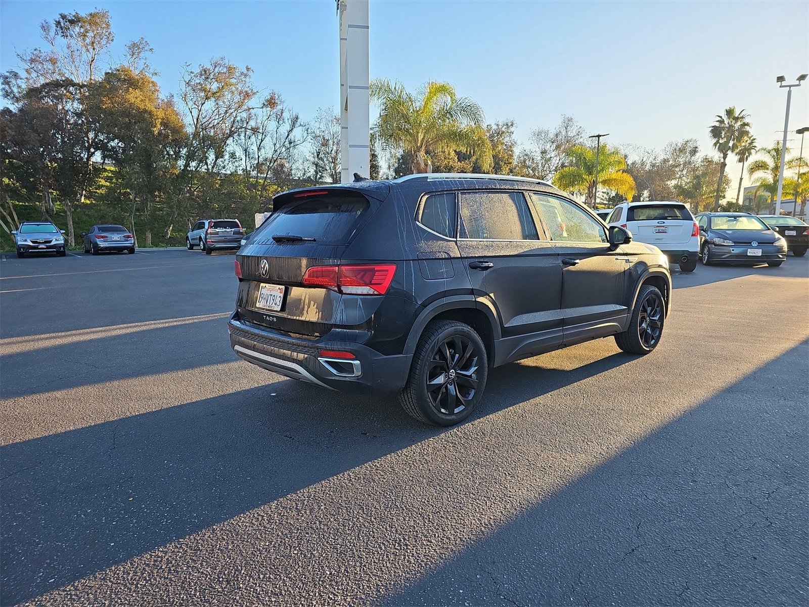 Used 2023 Volkswagen Taos SE w/ Panoramic Sunroof Package image 5