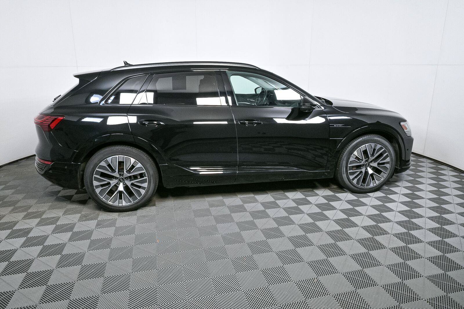 Used 2024 Audi Q8 e-tron Prestige w/ Prestige Package AWD/4WD image 2