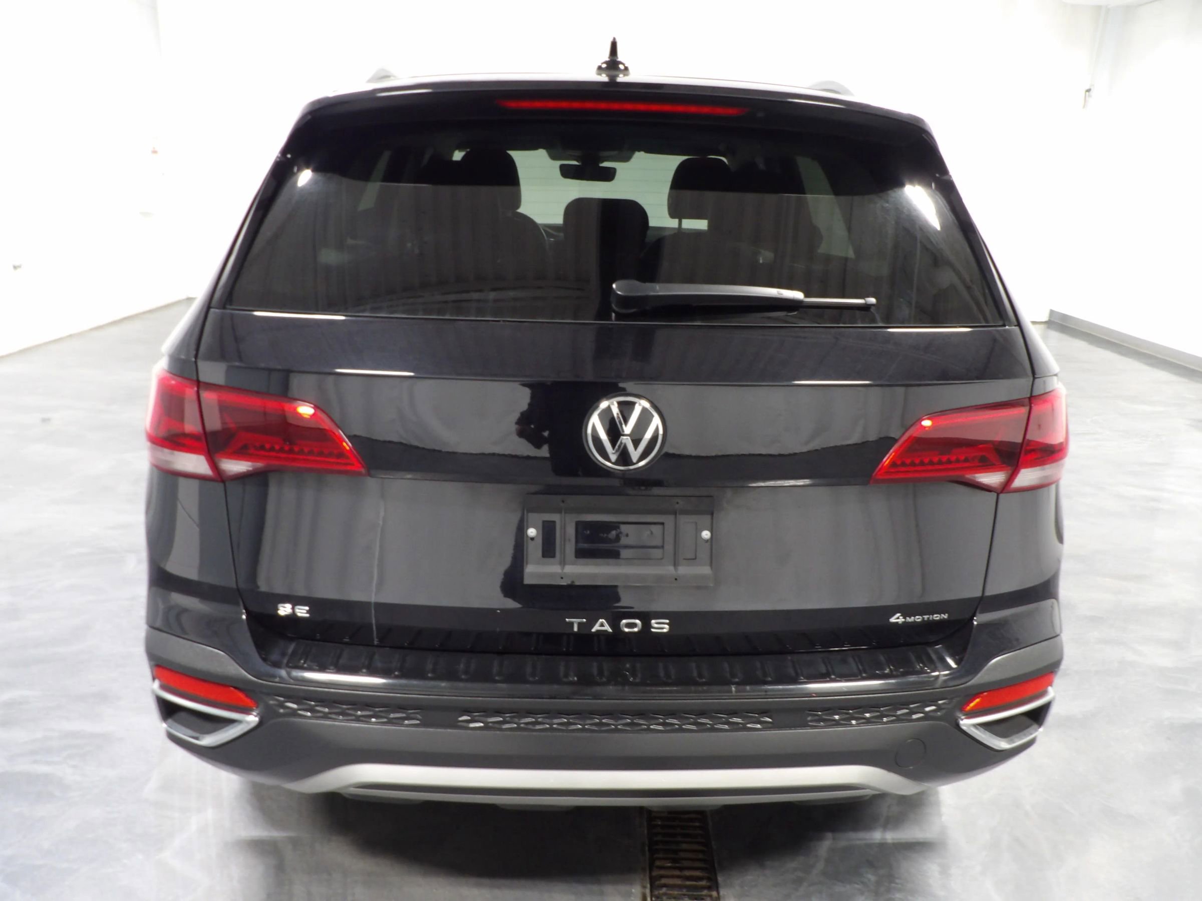 Used 2024 Volkswagen Taos SE w/ Panoramic Sunroof Package AWD/4WD image 6