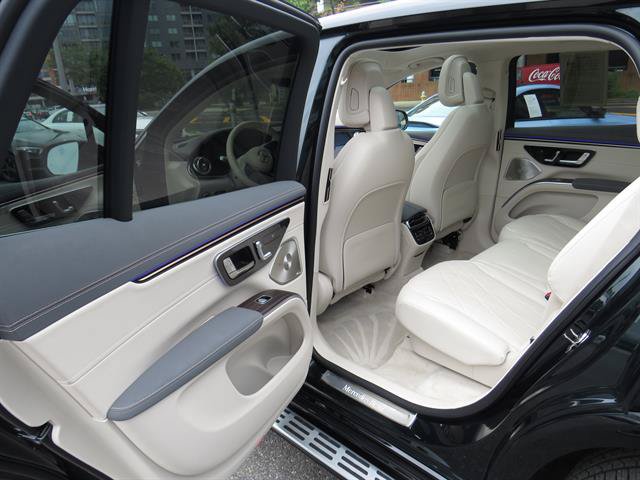 Certified 2023 Mercedes-Benz EQS 580 4MATIC SUV w/ Exclusive Trim Package image 23