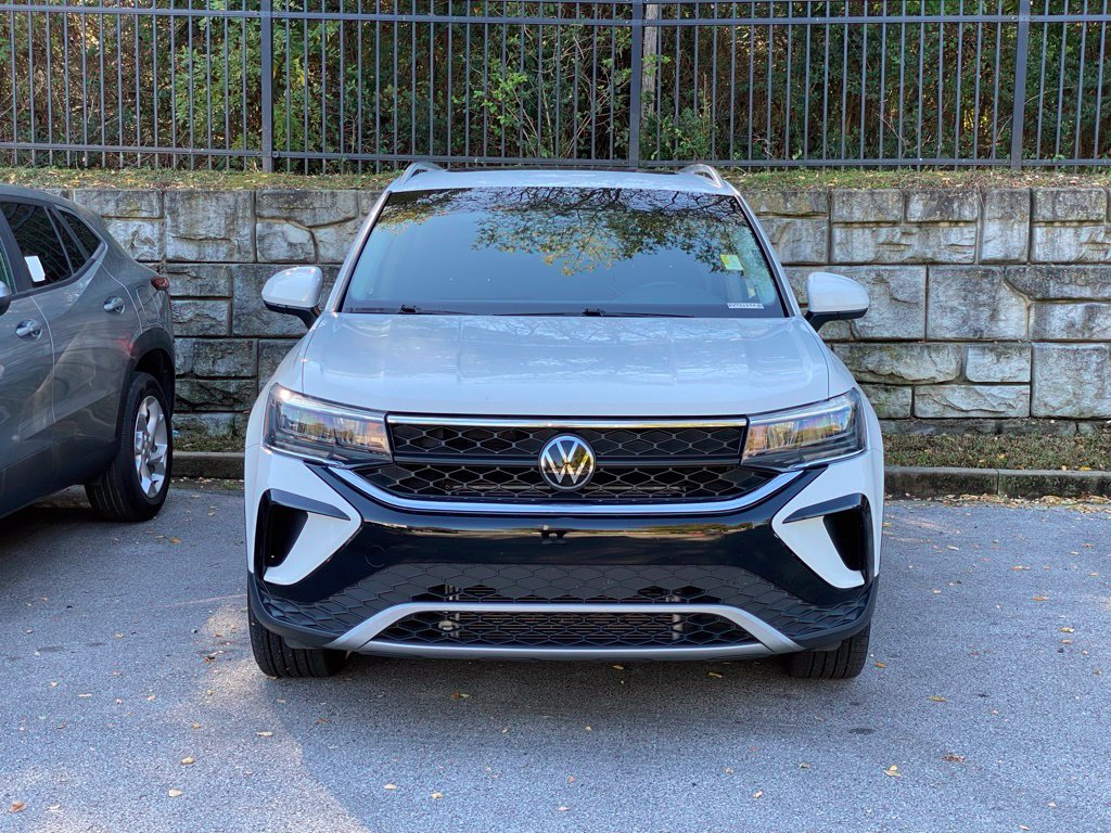 Used 2023 Volkswagen Taos SE w/ Panoramic Sunroof Package FWD image 2