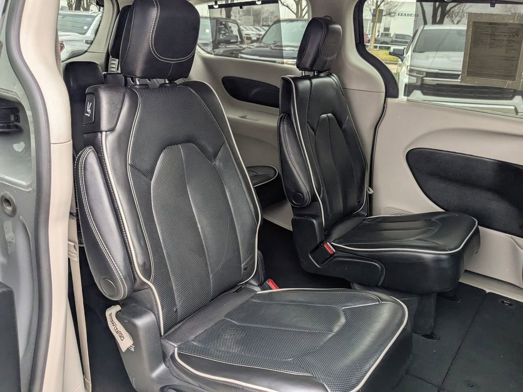 Used 2023 Chrysler Pacifica Limited image 32