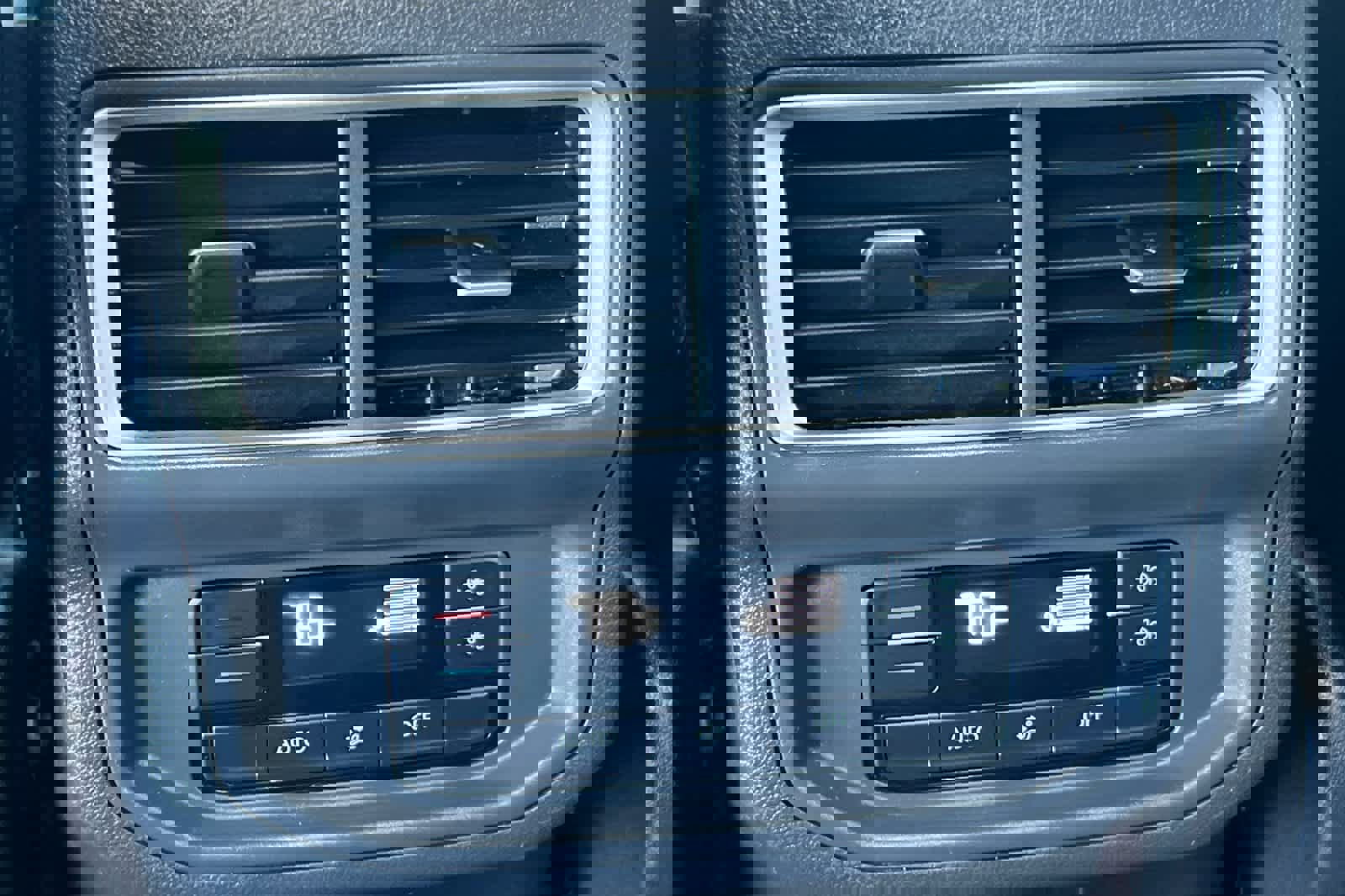 Used 2024 Volkswagen Atlas SE image 14