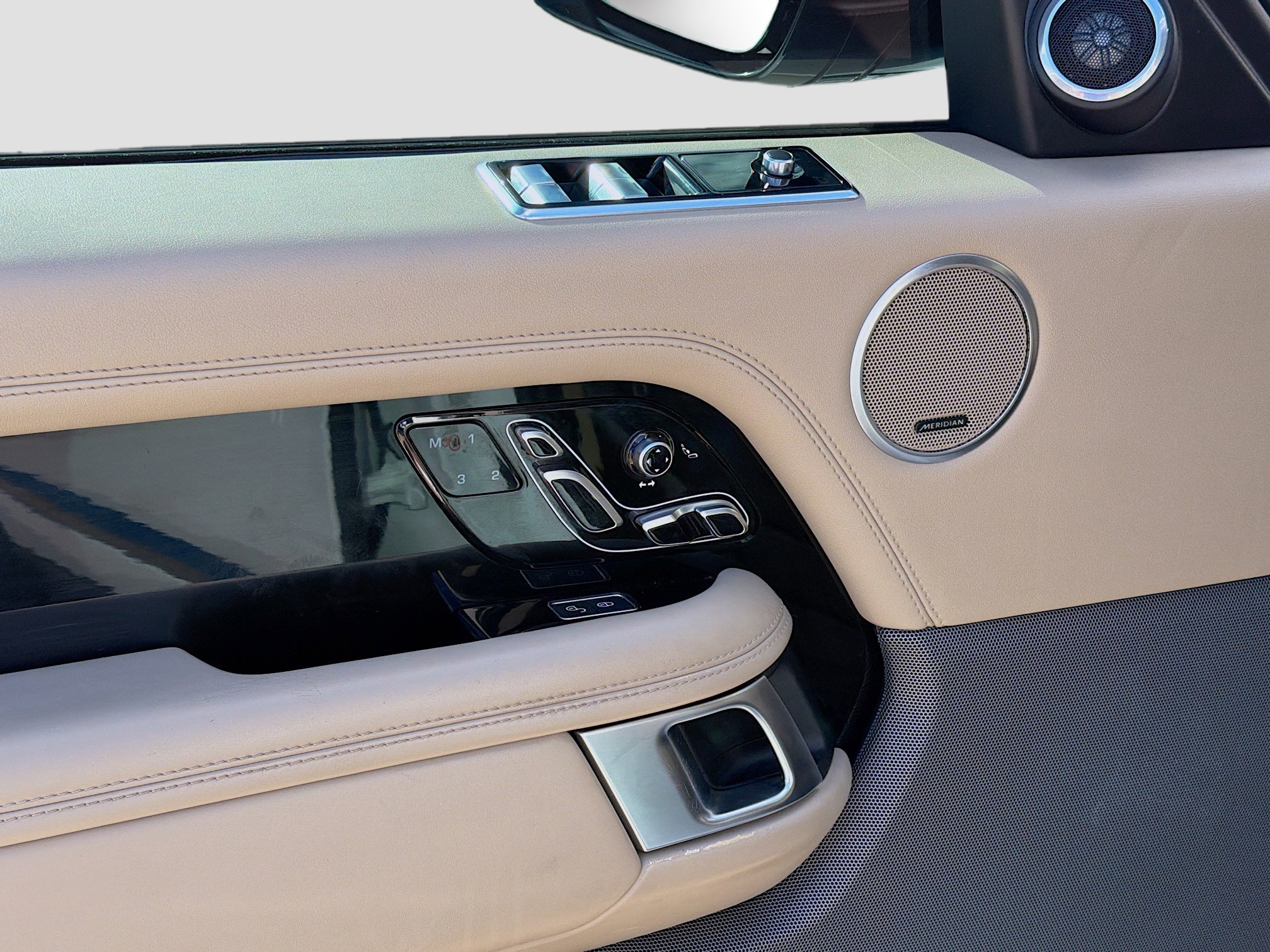 Used 2018 Land Rover Range Rover HSE image 17