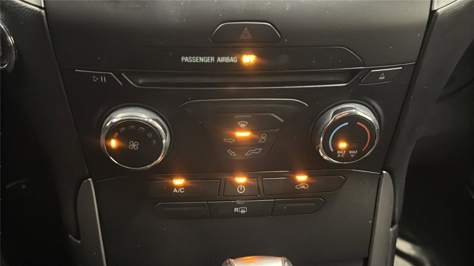 Used 2018 Ford Edge SE image 17