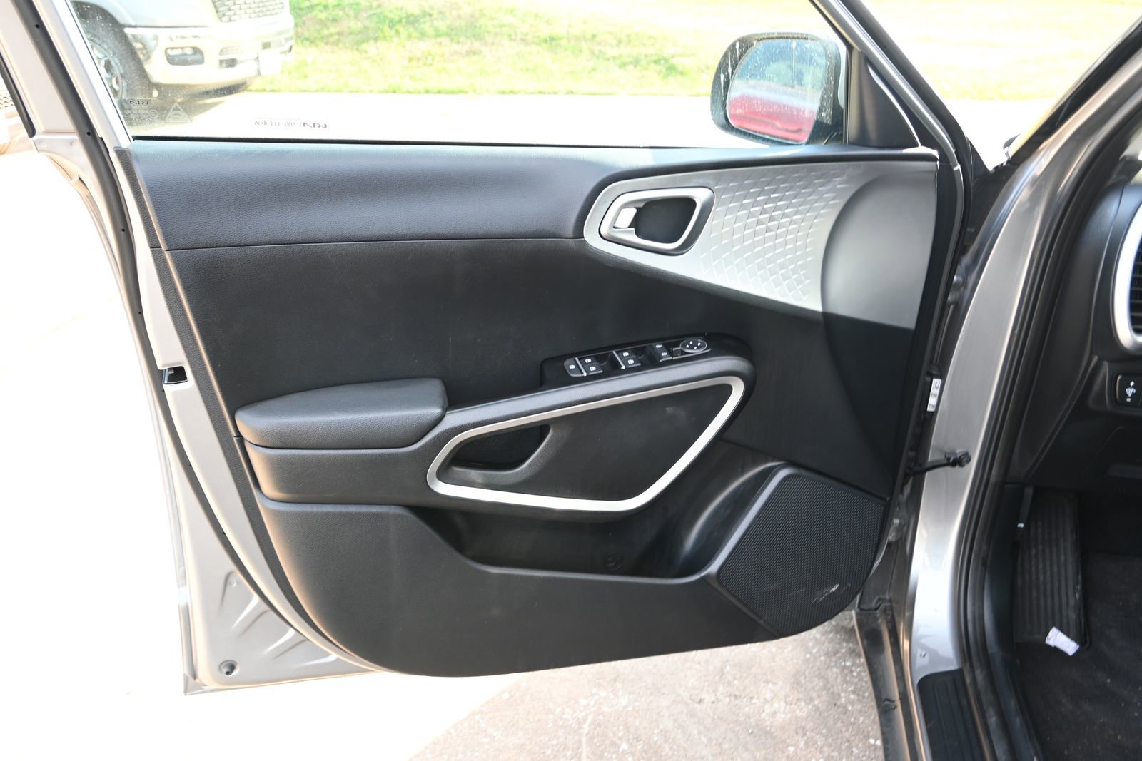 Used 2025 Kia Soul LX w/ LX Technology Package image 8