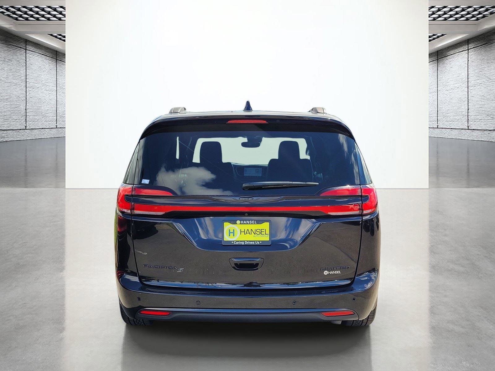 Used 2025 Chrysler Pacifica Limited image 8