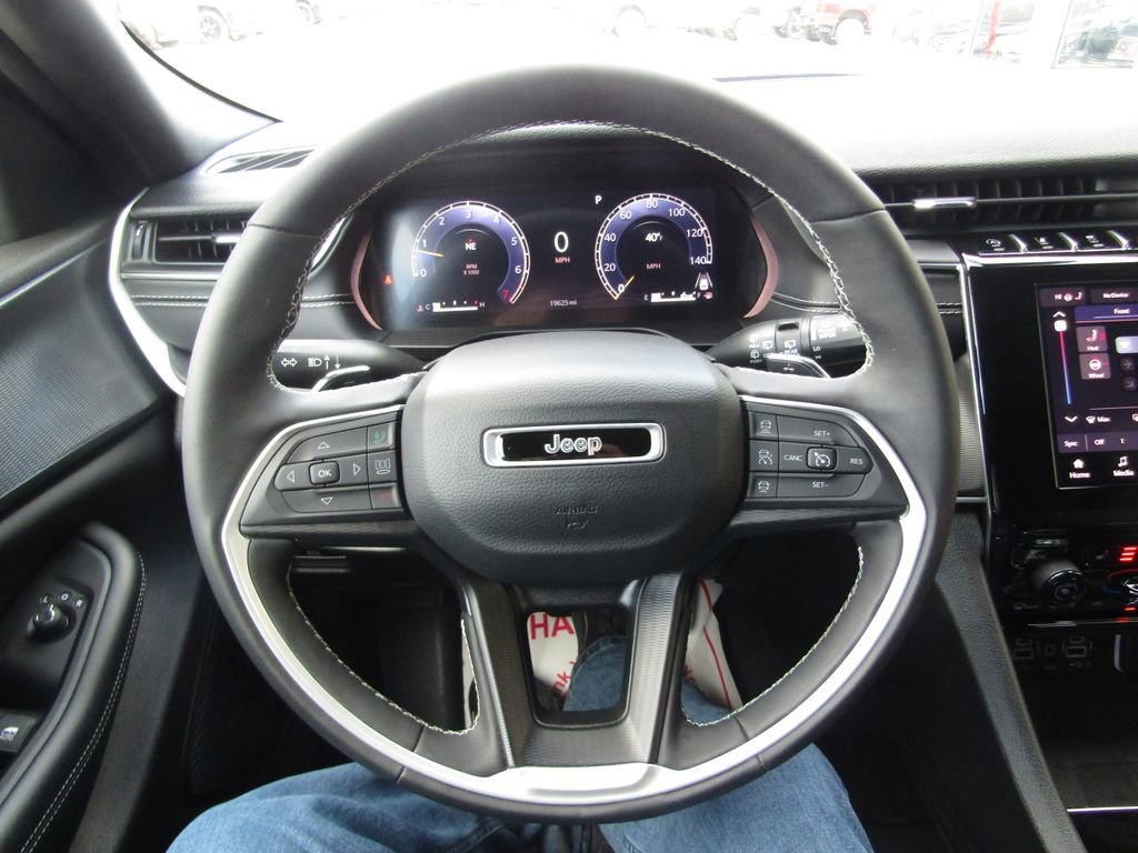 Used 2024 Jeep Grand Cherokee L Laredo image 27