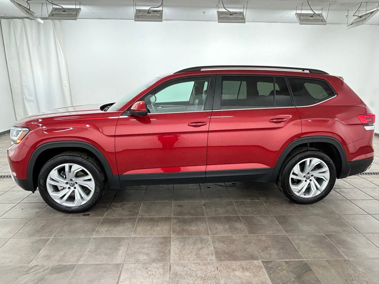 Used 2023 Volkswagen Atlas SE image 2