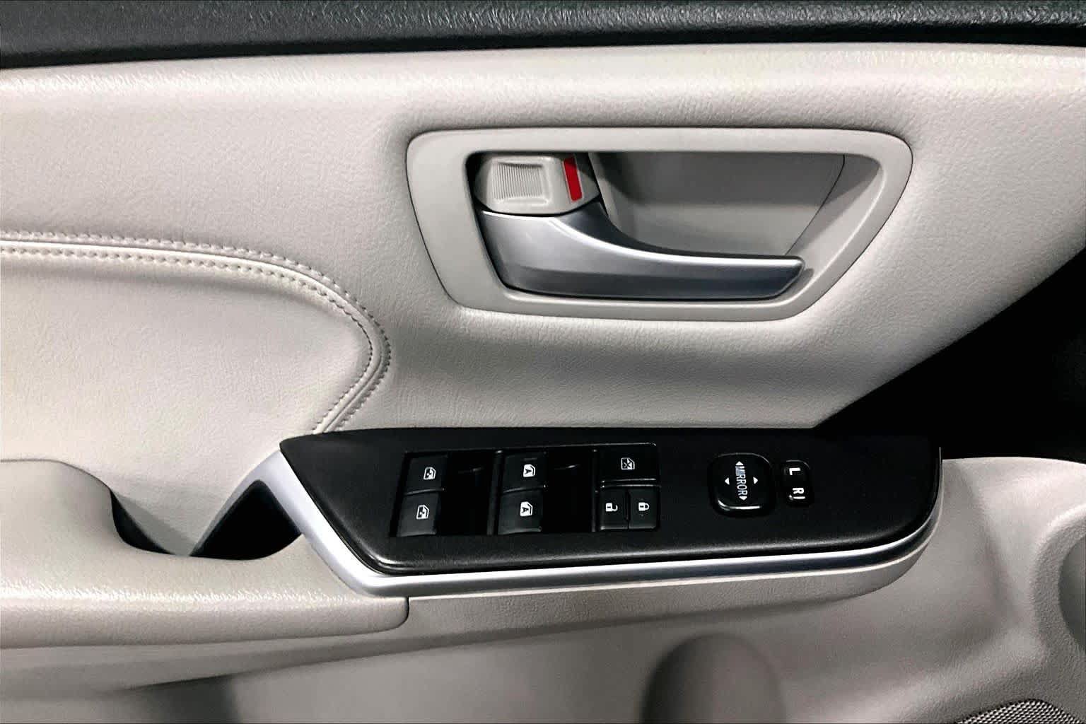 Used 2017 Toyota Camry XLE FWD image 36