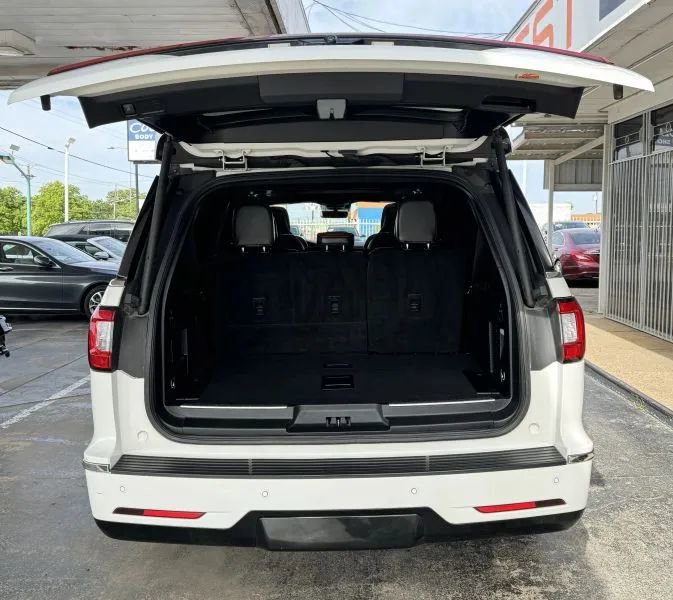 Used 2020 Lincoln Navigator L Reserve w/ Luxury Package RWD image 29