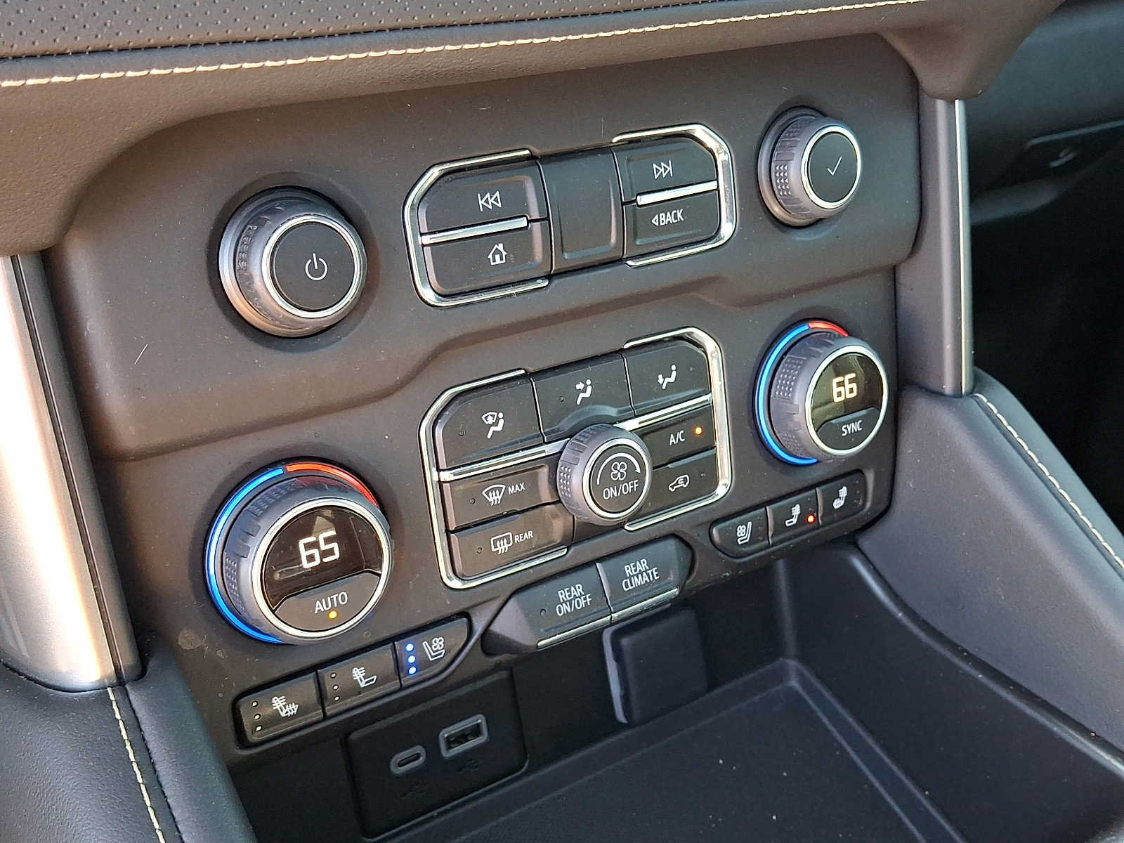 Used 2023 Chevrolet Tahoe Premier AWD/4WD image 17