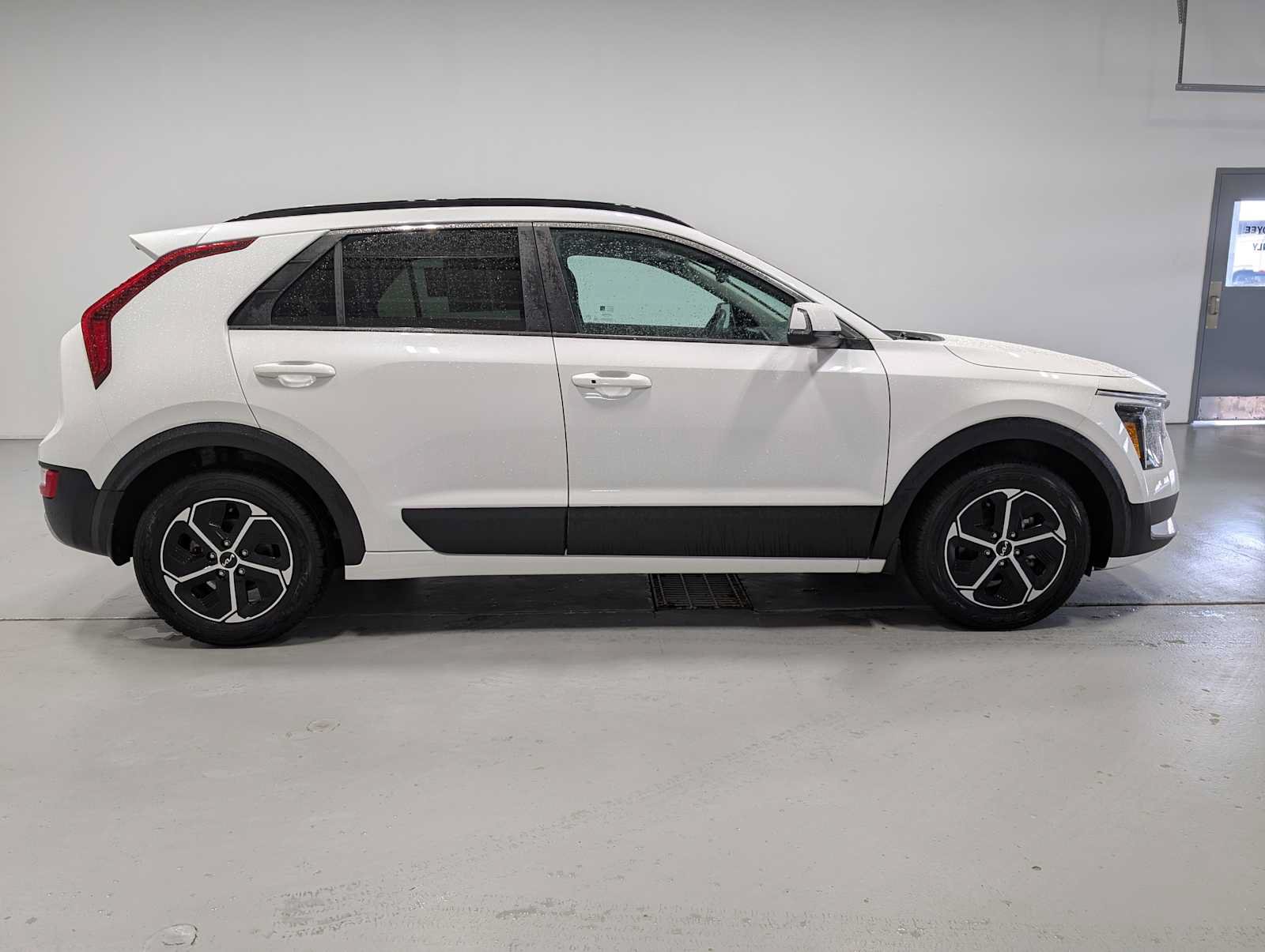 Used 2024 Kia Niro EX FWD image 7