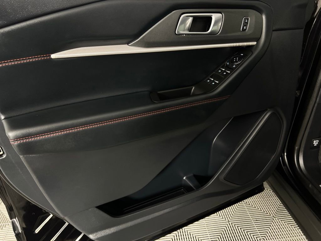 Used 2025 Ford Explorer ST-Line w/ ST-Line Street Pack image 25