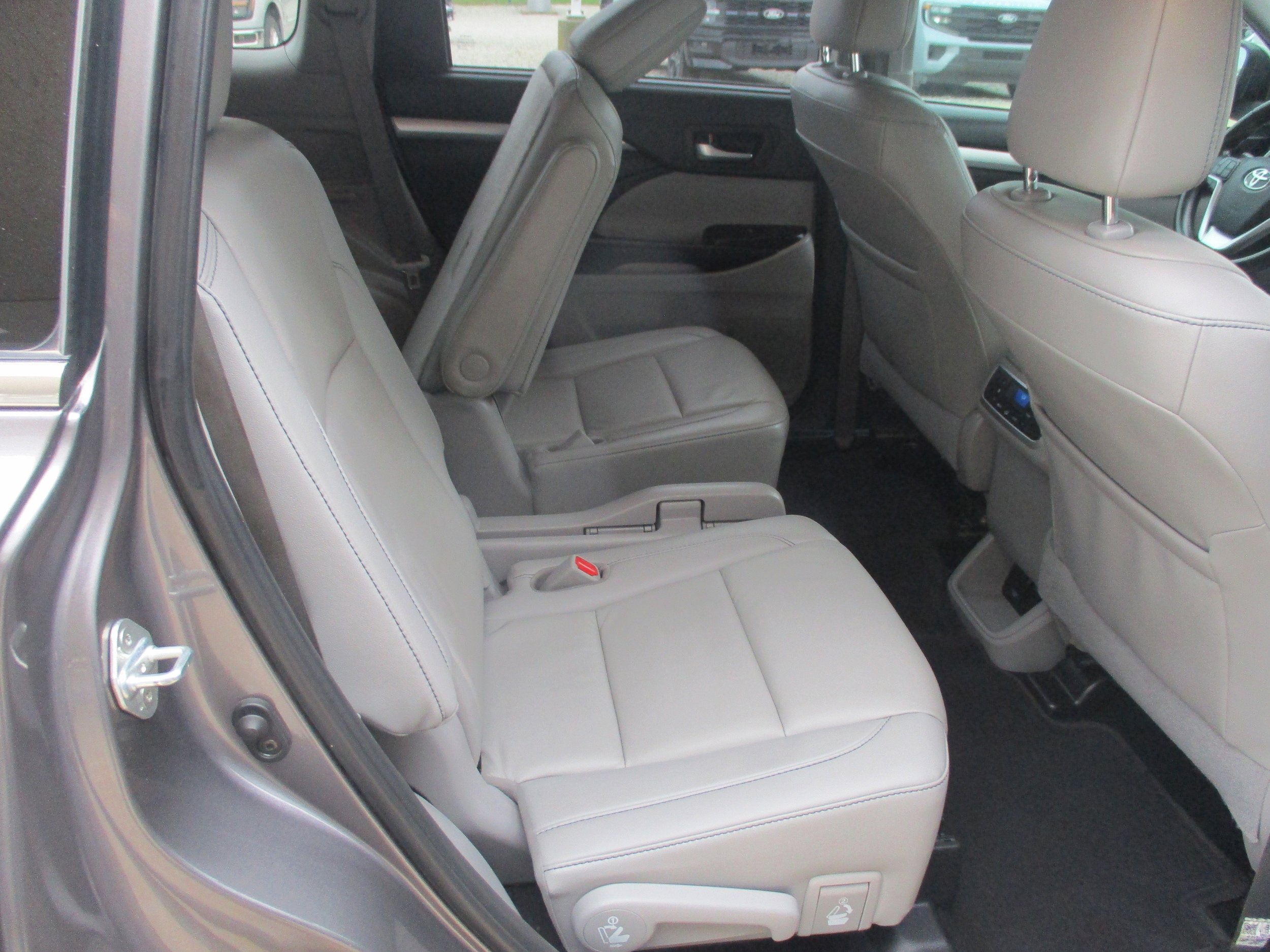 Used 2019 Toyota Highlander XLE FWD image 9