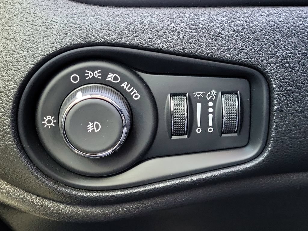 Used 2019 Jeep Renegade Latitude w/ Cold Weather Group AWD/4WD image 34