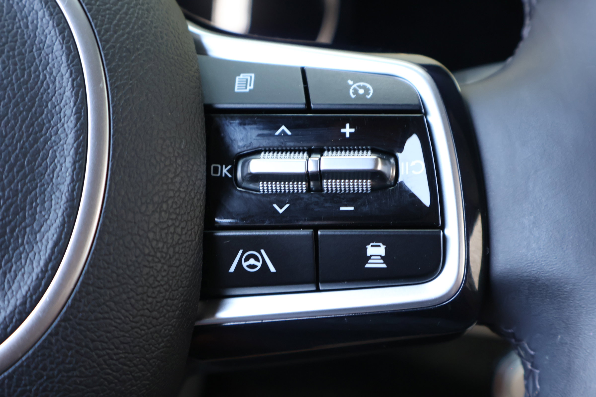 Used 2022 Kia Carnival SX Prestige FWD image 25