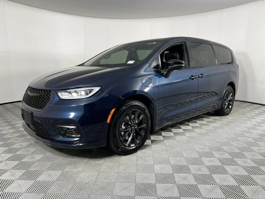 Certified 2024 Chrysler Pacifica Limited image 9