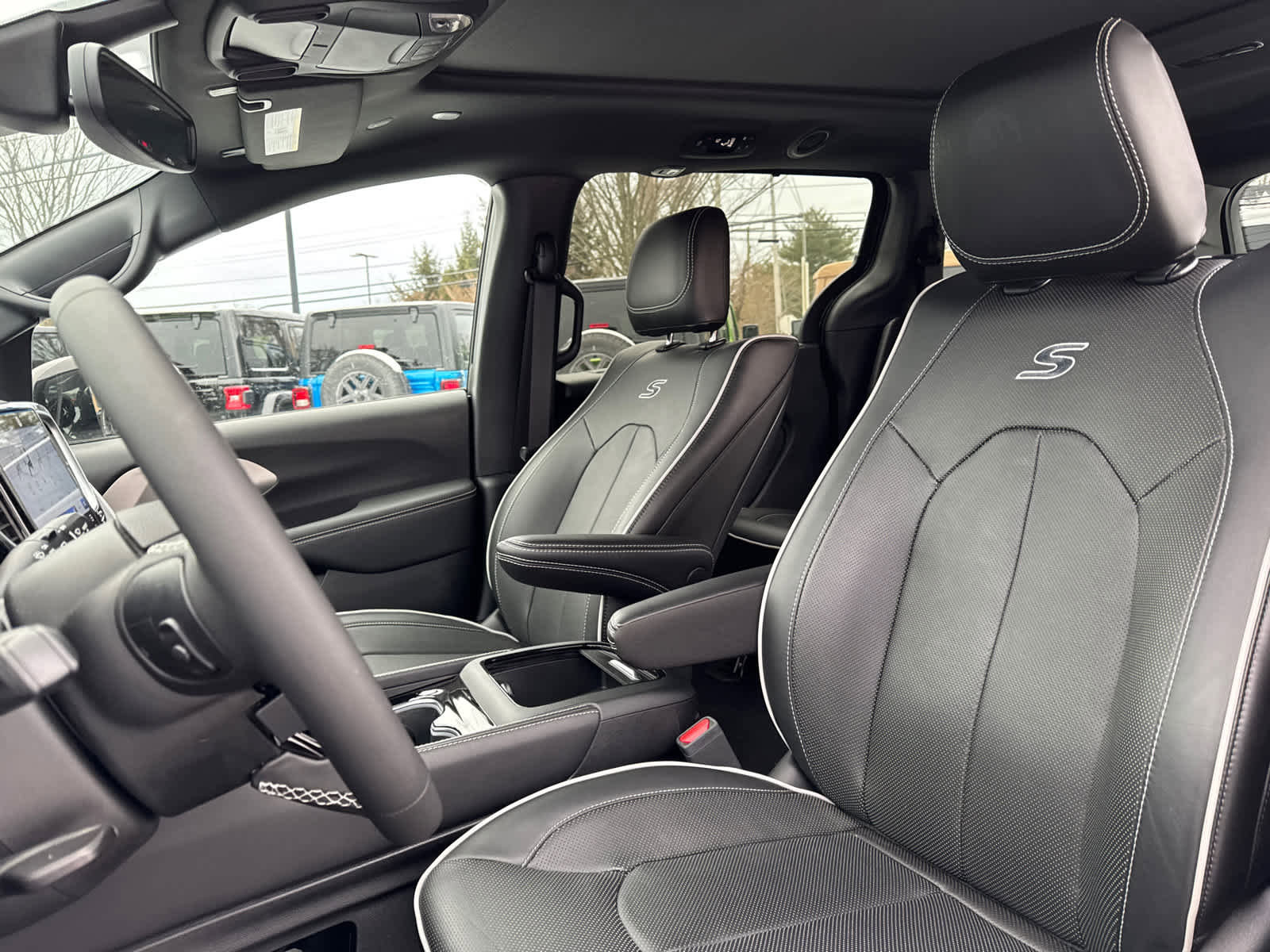 Used 2023 Chrysler Pacifica Limited w/ Uconnect Theater Family Group image 13