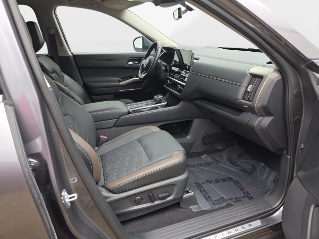 Used 2025 Nissan Pathfinder Platinum FWD image 37